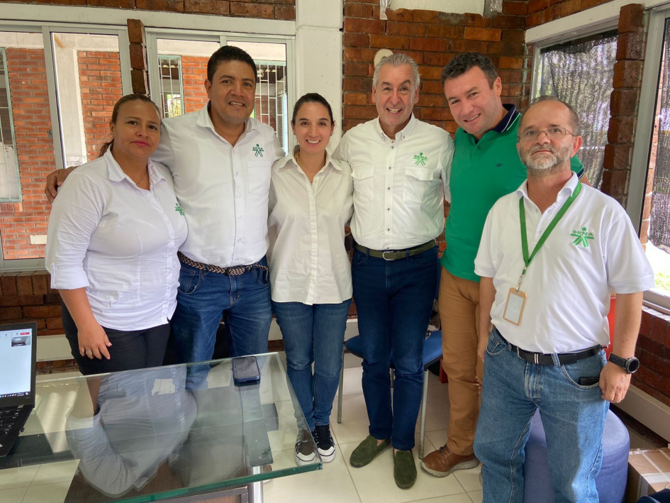 El alcalde de Pensilvania, Jorge Iván Ospina (de verde), se reunió con las directivas nacionales y regionales del Sena en Puerto Boyacá (Boyacá). Pactaron el apoyo mutuo a la construcción de una sede de la institución en el municipio caldense. El alcalde de Pensilvania, Jorge Iván Ospina (de verde), se reunió con las directivas nacionales y regionales del Sena en Puerto Boyacá (Boyacá). Pactaron el apoyo mutuo a la construcción de una sede de la institución en el municipio caldense.