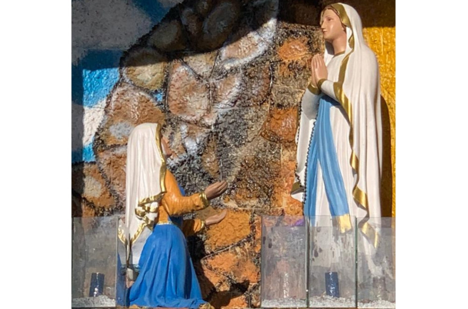 Las imágenes de la Virgen de Lourdes y de Santa Bernardita fueron restauradas. Las imágenes de la Virgen de Lourdes y de Santa Bernardita fueron restauradas.