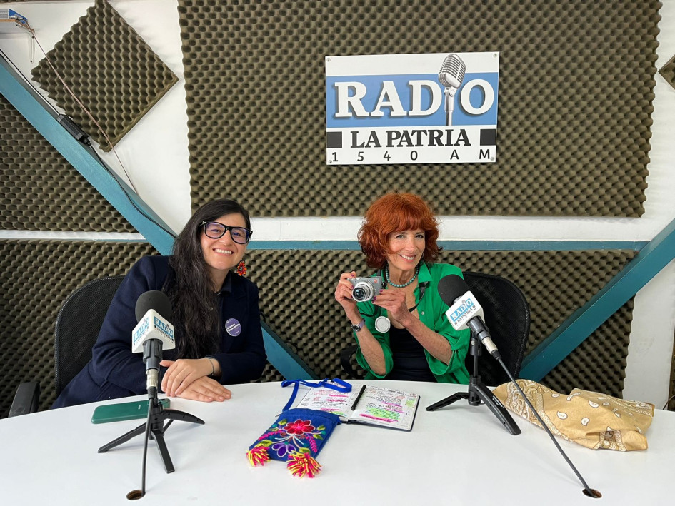 Viki Ospina, fotoperiodista colombiana y Leidy Agudelo del Banco de la República de Manizales. Viki Ospina, fotoperiodista colombiana y Leidy Agudelo del Banco de la República de Manizales.