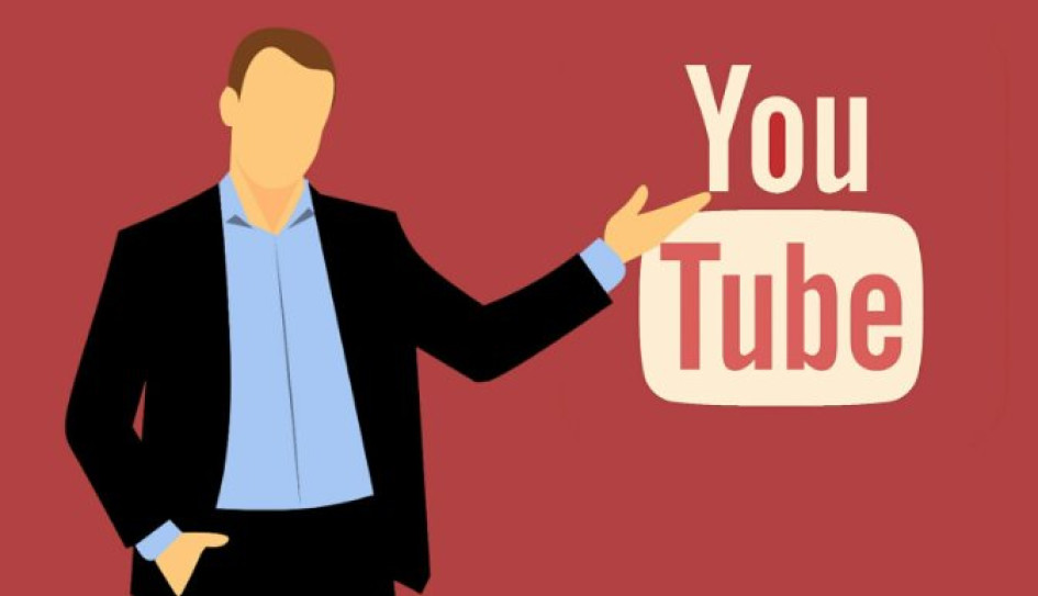 Persona en traje señalando el logo de Youtube Persona en traje señalando el logo de Youtube