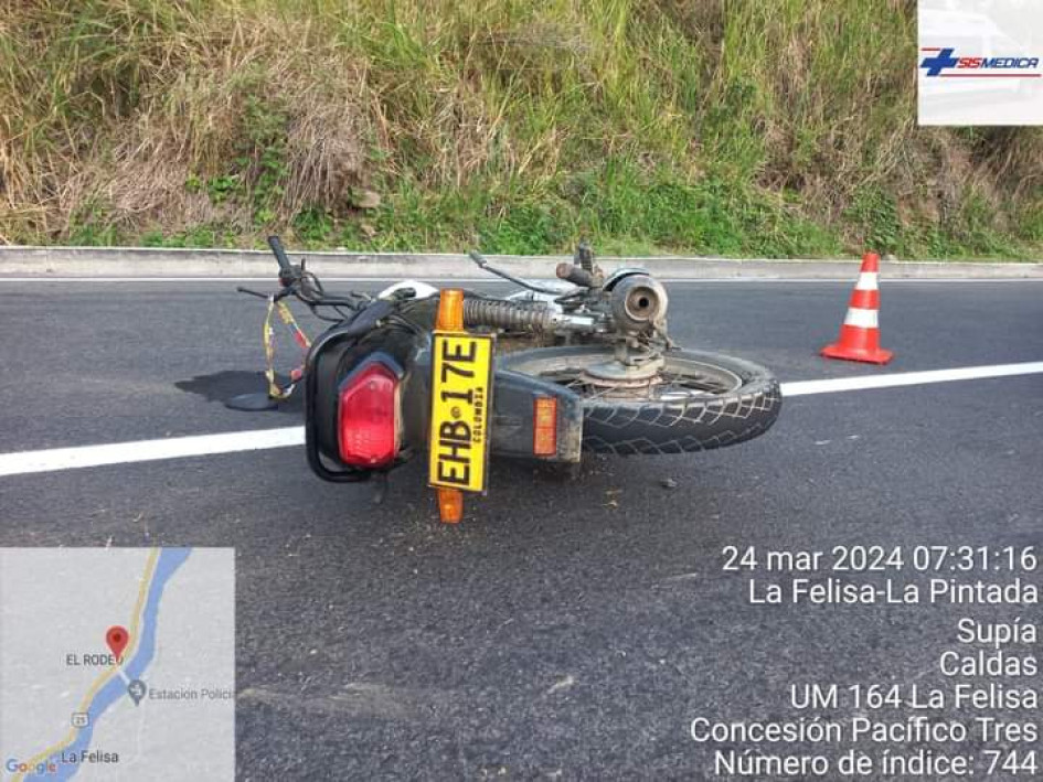 Esta es una moto involucrada en el choque. Accidente de tránsito