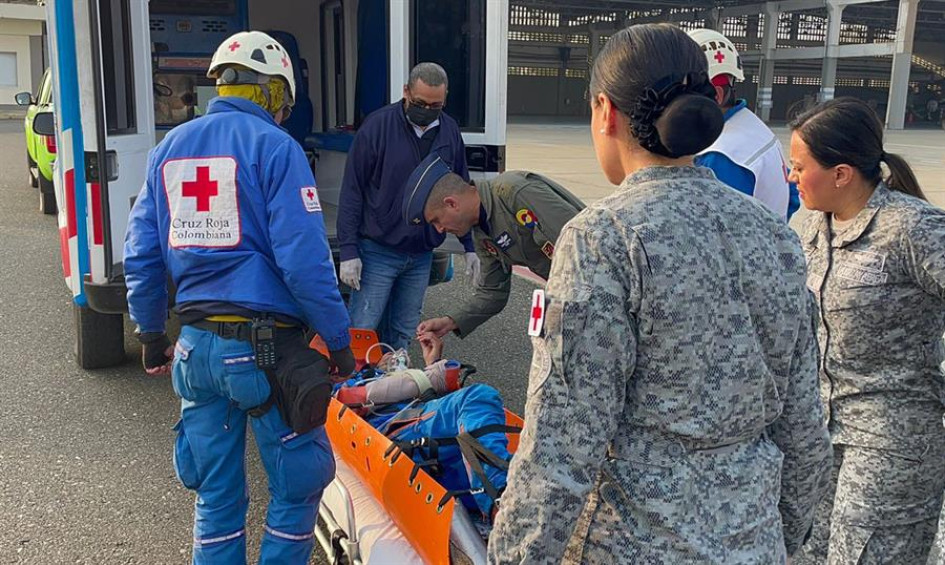 Soldados y miembros de la Cruz Roja mientras atienden a un parapentista luego de su rescate este martes, en Malmabo (Atlántico). Soldados y miembros de la Cruz Roja mientras atienden a un parapentista luego de su rescate este martes, en Malmabo (Atlántico).