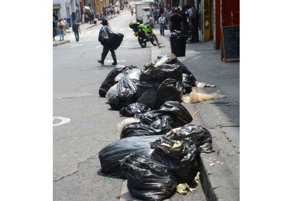 Desde temprano Comerciantes cercanos a la carrera 23 con calle 17, ubican sus basuras sobre la avenida. Secretaría de Medio Ambiente prepara plan. Solución. Desde temprano Comerciantes cercanos a la carrera 23 con calle 17, ubican sus basuras sobre la avenida. Secretaría de Medio Ambiente prepara plan. Solución.
