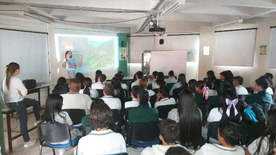 Foto I Prensa Escuela Carlos Gómez expuso sobre medios de comunicación y cine en un taller en el colegio Bosque del Norte. Foto I Prensa Escuela Carlos Gómez expuso sobre medios de comunicación y cine en un taller en el colegio Bosque del Norte.