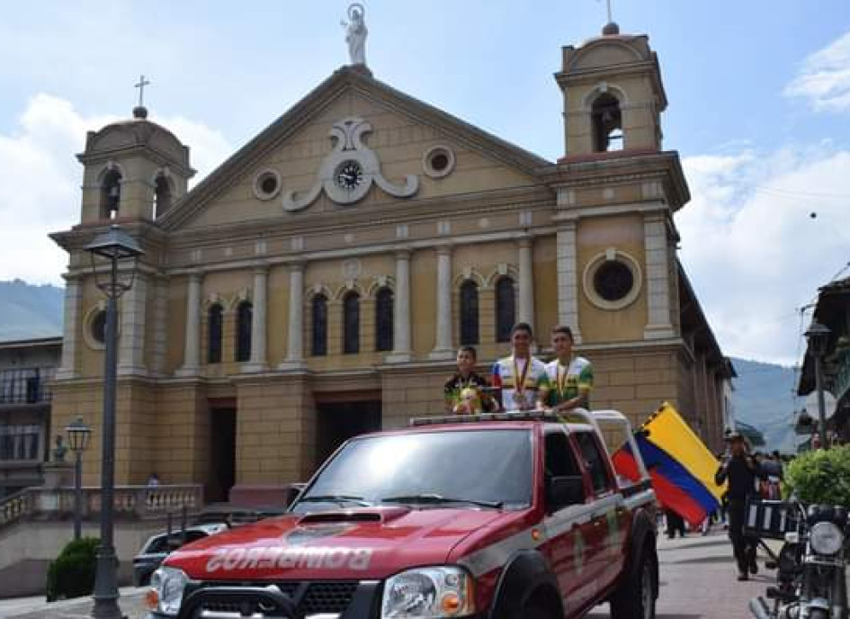 Los ciclistas pacoreños en carro de Bomberos recorren el municipio y los reconocen por sus logros. Los ciclistas pacoreños en carro de Bomberos recorren el municipio y los reconocen por sus logros.