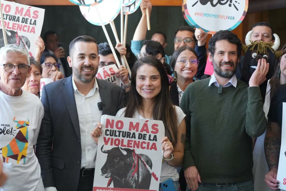 Los representantes Alejandro García y Juan Carlos Losada con la senadora Esmeralda Hernández. Los representantes Alejandro García y Juan Carlos Losada con la senadora Esmeralda Hernández.