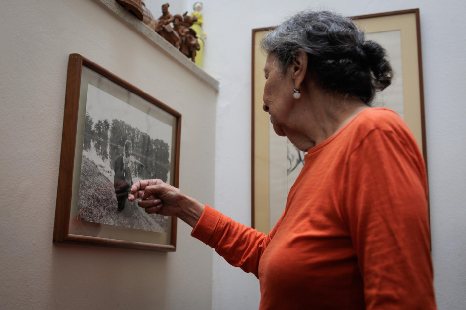 Rosemeire Nogueira, detenida por la dictadura militar el 4 de noviembre de 1969, mira una foto suya con su hijo durante una entrevista con EFE, el 26 de marzo de 2024, en Sao Paulo (Brasil) Rosemeire Nogueira, detenida por la dictadura militar el 4 de noviembre de 1969, mira una foto suya con su hijo durante una entrevista con EFE, el 26 de marzo de 2024, en Sao Paulo (Brasil)