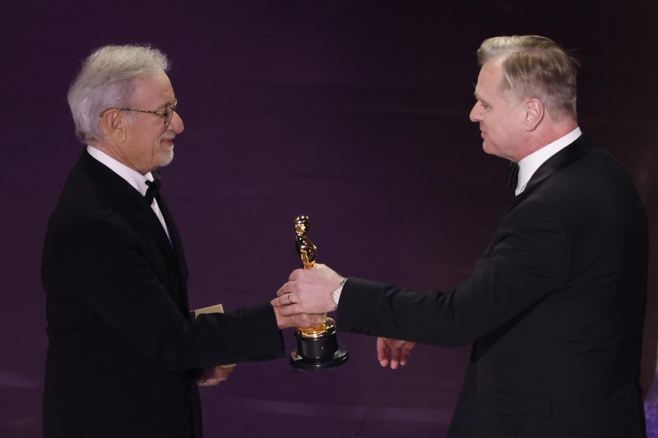Christopher Nolan recibe el Oscar a mejor director por su película Oppenheimer de las manos de Steven Spielberg. Christopher Nolan recibe el Oscar a mejor director por su película Oppenheimer de las manos de Steven Spielberg.