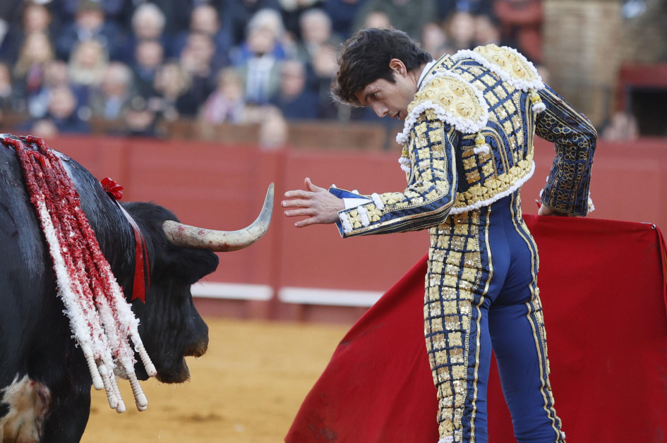 El torero francés Sebastián Castella El torero francés Sebastián Castella lidia su primer toro durante el festejo que marca la apertura de la temporada taurina en la plaza de la Real Maestranza de Sevilla, en la tarde del Domingo de Resurrección, con toros de Hermanos García Jiménez.