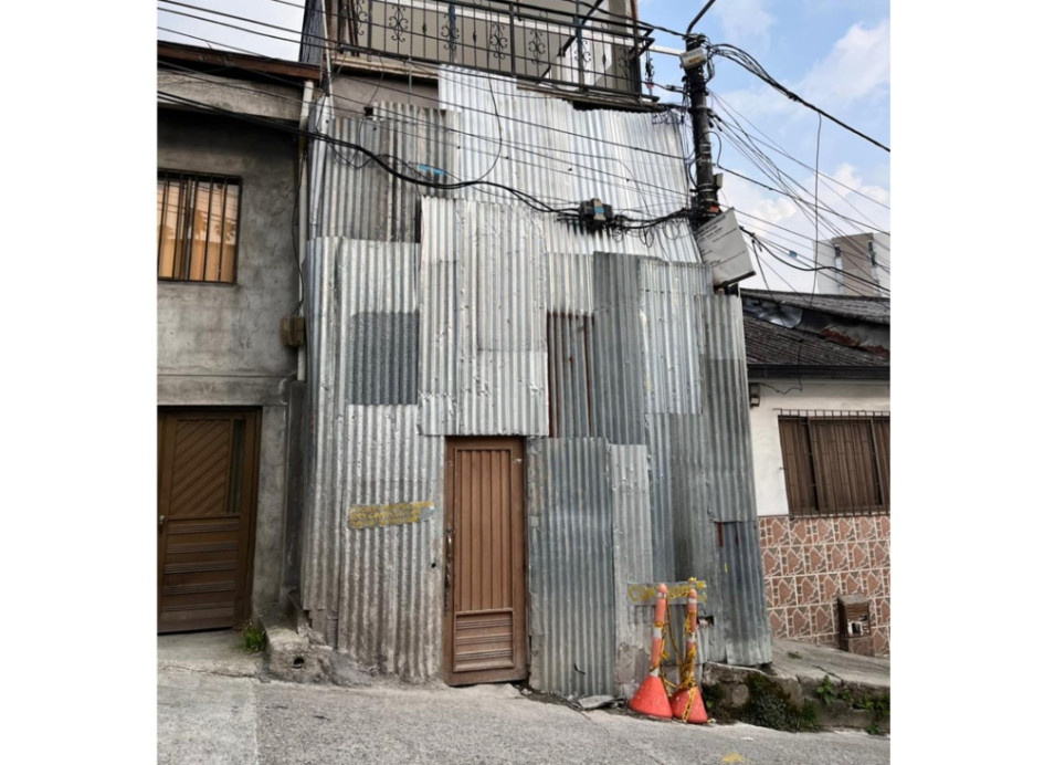 Una cámara de gas y de agua que provienen del edificio ocupan el andén de la calle 46. Una cámara de gas y de agua que provienen del edificio ocupan el andén de la calle 46.