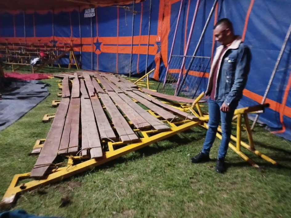 Estas son las graderías que se desplomaron del Circo del miedo. El sitio no contaba con certificado de Bomberos. Está ubicado en el parque Las Nereidas. graderías-que-se-desplomaron-del-circo-del-miedo