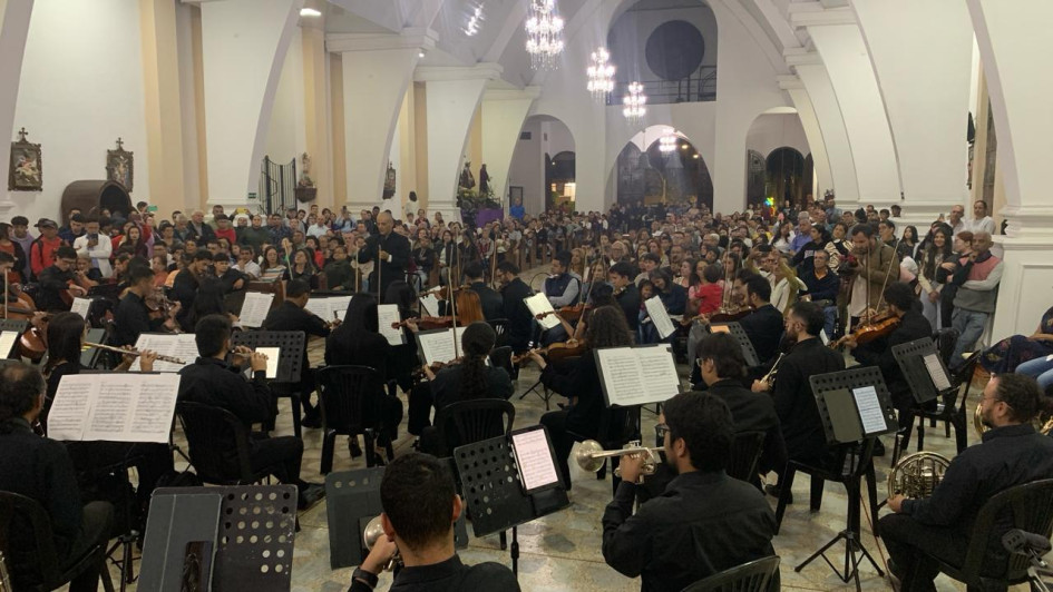 La Orquesta Sinfónica de Caldas en el templo Santa Bárbara en Anserma. La Orquesta Sinfónica de Caldas en el templo Santa Bárbara en Anserma.