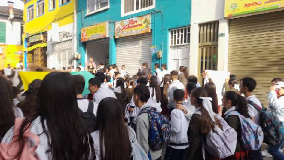 Comunidades educativas, como la del Colrosario de Manzanares, manifestaron su inconformidad por falta de docentes. Comunidades educativas, como la del Colrosario de Manzanares, manifestaron su inconformidad por falta de docentes.