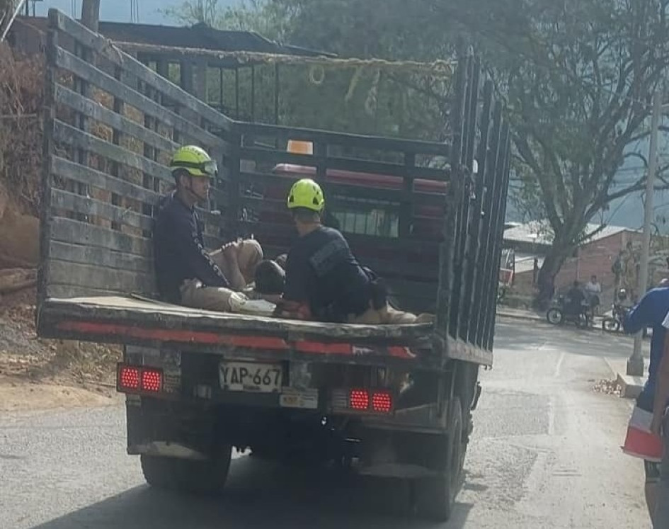 Los organismos de socorro trasladaron al minero herido a un centro asistencial. Los organismos de socorro trasladaron al minero herido a un centro asistencial.