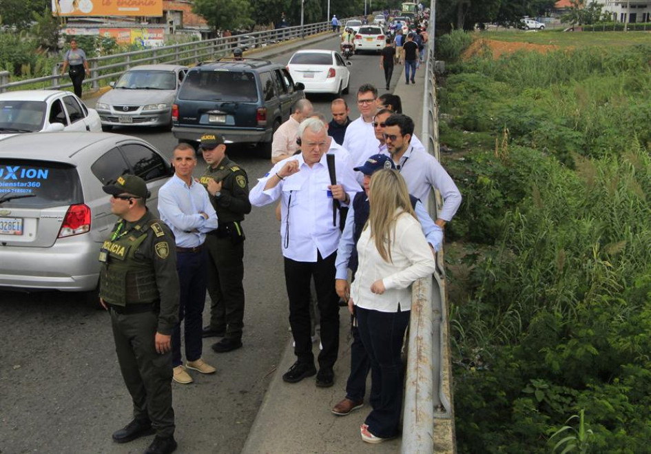 El director del Servicio de Instrumentos de Política Exterior (FPI, sigla en inglés) de la Unión Europea, Peter Wagner (c), recorre el Puente Simón Bolívar, en Cúcuta. El director del Servicio de Instrumentos de Política Exterior (FPI, sigla en inglés) de la Unión Europea, Peter Wagner (c), recorre el Puente Simón Bolívar, en Cúcuta.