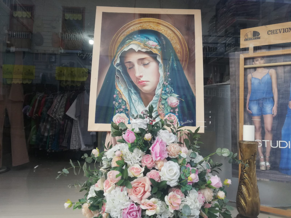 Esta pintura religiosa del artista Gonzalo Díaz Ladino se exhibe en el almacén Passaporte, en la tradicional Calle del Comercio. Esta pintura religiosa del artista Gonzalo Díaz Ladino se exhibe en el almacén Passaporte, en la tradicional Calle del Comercio.