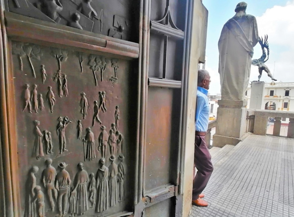 En Caldas hay puertas santas. Esta corresponde a la Catedral Basílica Metropolitana Nuestra Señora del Rosario de Manizales, que muestra la historia de la parroquia, la misa, la predicación y la procesión. En Caldas hay puertas santas. Esta corresponde a la Catedral Basílica Metropolitana Nuestra Señora del Rosario de Manizales, que muestra la historia de la parroquia, la misa, la predicación y la procesión.