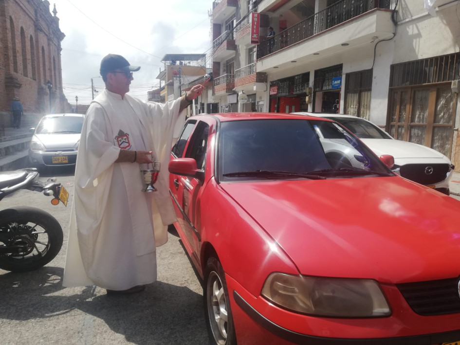 El párroco de La Candelaria bendiciendo un vehículo este Sábado Santo en Riosucio. El párroco de La Candelaria bendiciendo un vehículo este Sábado Santo en Riosucio.