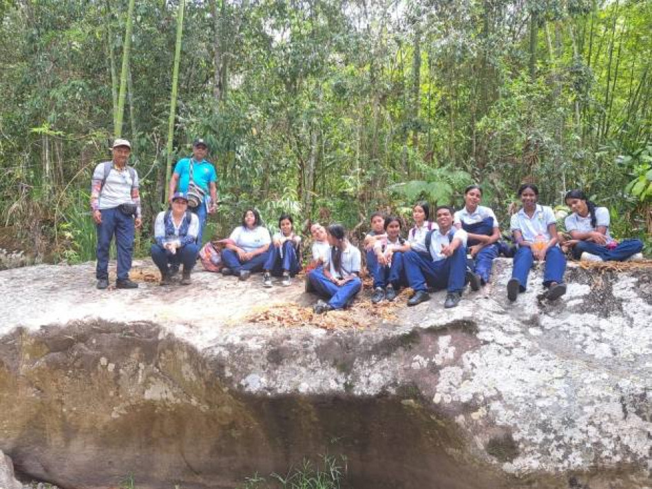 Alumnos del colegio del resguardo indígena de Cañamomo Lomaprieta estuvieron en una salida pedagógica por el sector de la Rueda para reconocer el territorio y conmemorar el Día Internacional de los Bosques. Alumnos del colegio del resguardo indígena de Cañamomo Lomaprieta estuvieron en una salida pedagógica por el sector de la Rueda para reconocer el territorio y conmemorar el Día Internacional de los Bosques.