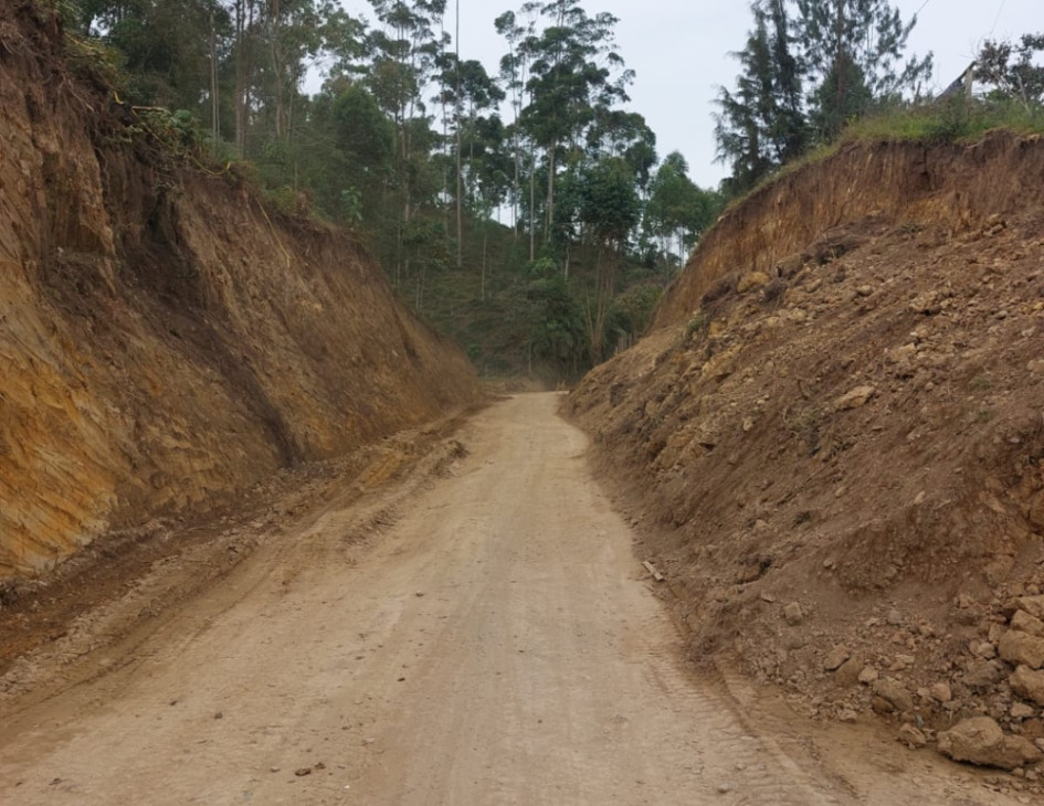 Hasta ahora la vía entre Riosucio (Caldas) y Jardín (Antioquia) no tiene un solo kilómetro pavimentado de los 6,5 kilómetros pactados. Hasta ahora la vía no tiene un solo kilómetro pavimentado de los 6,5 kilómetros pactados.