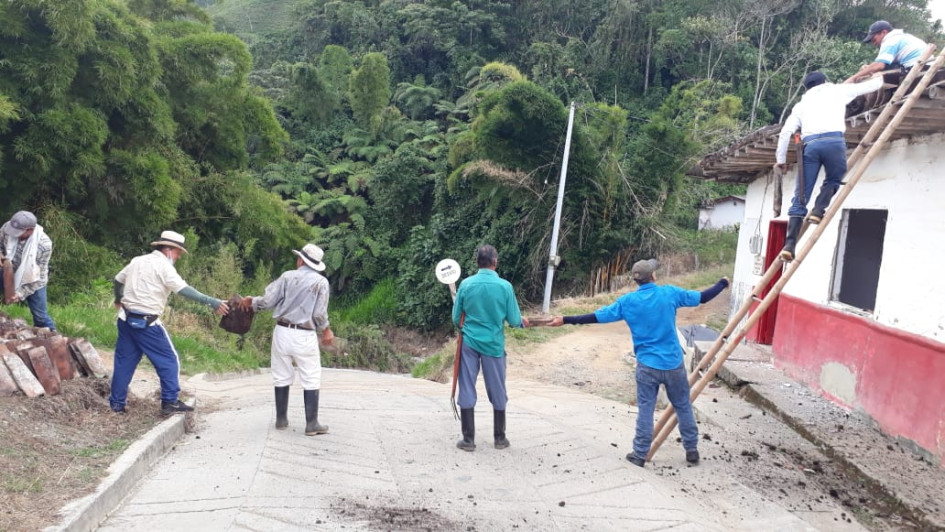 Los vecinos se unieron para ayudar a Aura Gómez y su hija, Bertha, a demoler su deteriorada vivienda. Los vecinos se unieron para ayudar a Aura Gómez y su hija, Bertha, a demoler su deteriorada vivienda.