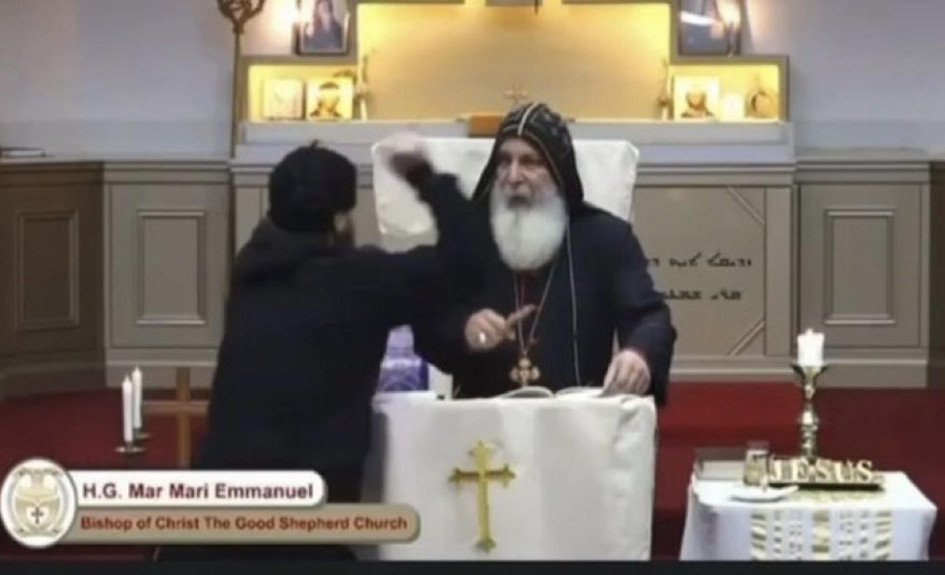 El momento del ataque quedó grabado en una transmisión de la misa que la Iglesia asiria del Buen Pastor, en Sídney, estaba realizando. El momento del ataque quedó grabado en una transmisión de la misa que la Iglesia asiria del Buen Pastor, en Sídney, estaba realizando.