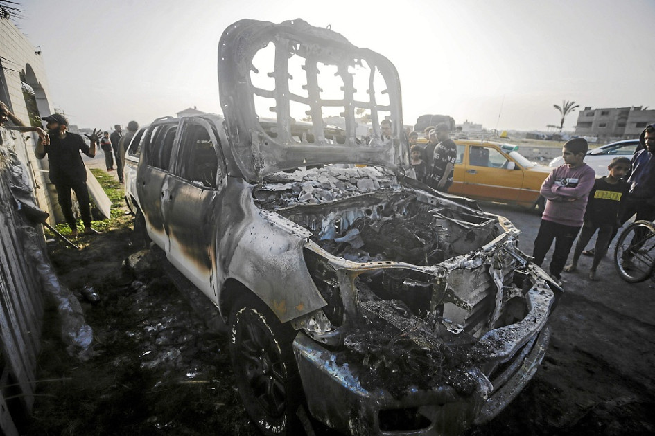 Foto | EFE | LA PATRIA La gente observa el automóvil destruido de la ONG World Central Kitchen (WCK) a lo largo de la carretera Al Rashid, entre Deir Al Balah y Khan Younis, en el sur de la Franja de Gaza. Foto | EFE | LA PATRIA La gente observa el automóvil destruido de la ONG World Central Kitchen (WCK) a lo largo de la carretera Al Rashid, entre Deir Al Balah y Khan Younis, en el sur de la Franja de Gaza.