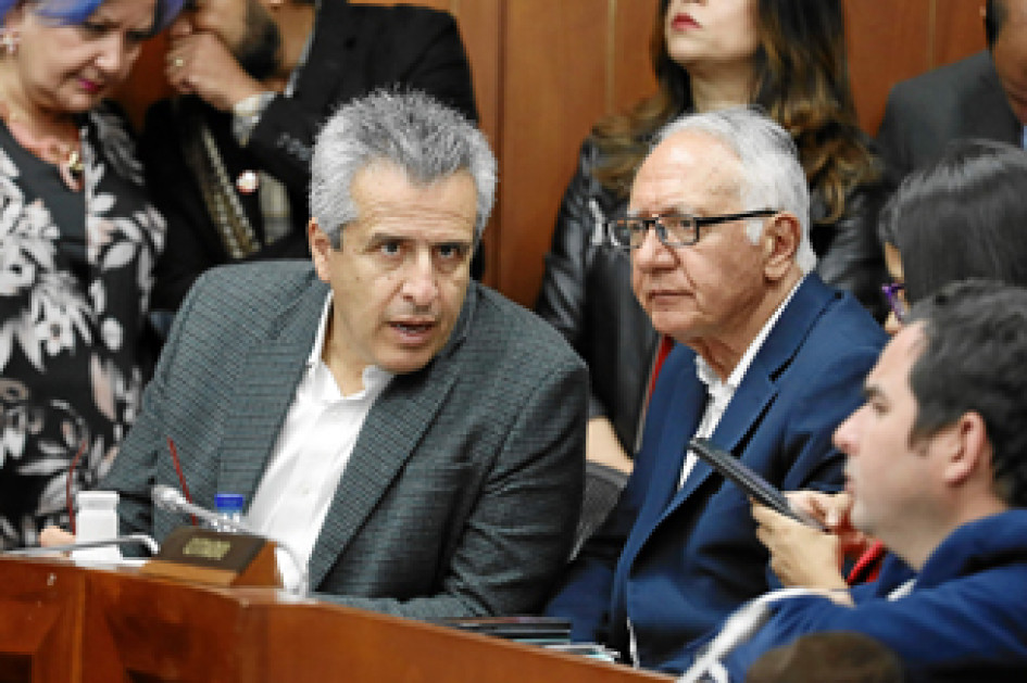Foto | EFE | LA PATRIA Los ministros del Interior, Luis Fernando Velasco, y de salud, Guillermo Alfonso Jaramillo, salieron derrotados de la sala de la Comisión Séptima del Senado en Bogotá. Foto | EFE | LA PATRIA Los ministros del Interior, Luis Fernando Velasco, y de salud, Guillermo Alfonso Jaramillo, salieron derrotados de la sala de la Comisión Séptima del Senado en Bogotá.