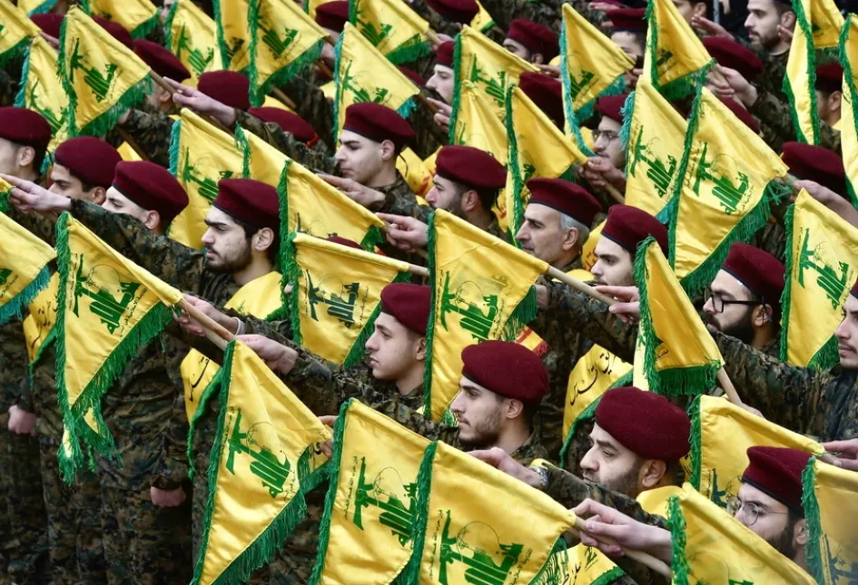 Militantes de Hezbolá enarbolando la bandera del grupo. Militantes de Hezbolá enarbolando la bandera del grupo.