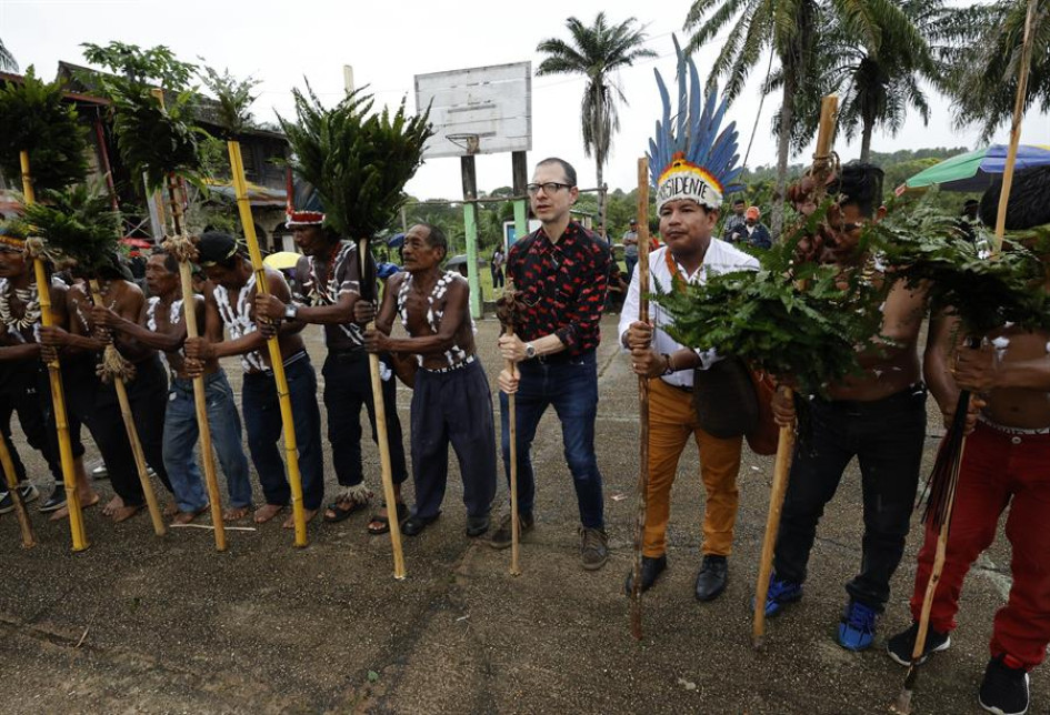 El ministro de Cultura de Colombia, Juan David Correa, danza con indígenas del Amazonas El ministro de Cultura de Colombia, Juan David Correa, danza con indígenas del Amazonas durante un acto donde el gobierno colombiano pidió perdón a cuatro pueblos indígenas de la Amazonía (Uitotos, Bora, Okaina y Muinane)