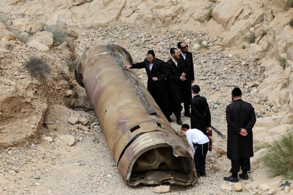 Judíos ultraortodoxos se reúnen alrededor de partes de un misil balístico iraní descubierto por excursionistas israelíes cerca de la ciudad sureña de Arad. Judíos ultraortodoxos se reúnen alrededor de partes de un misil balístico iraní descubierto por excursionistas israelíes cerca de la ciudad sureña de Arad.