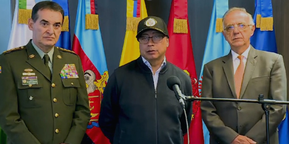 El presidente Petro lamentó la decisión en una alocución en la que lo acompañaron el general William Salamanca, director de la Policía (izq.), e Iván Velásquez, ministro de Defensa (der.). El presidente Petro lamentó la decisión en una alocución en la que lo acompañaron el general William Salamanca, director de la Policía (izq.), e Iván Velásquez, ministro de Defensa (der.).