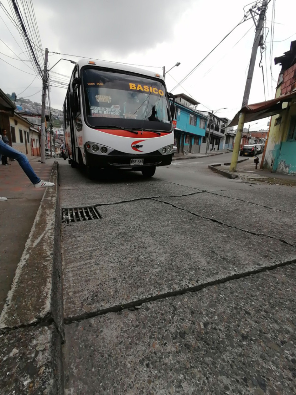 Así está el estado de la calle. Residentes dicen que la vía está fraccionada. Así está el estado de la calle. Residentes dicen que la vía está fraccionada.