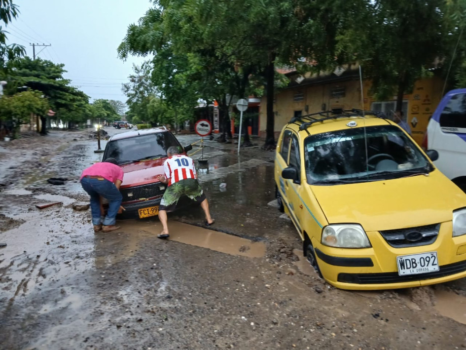 Dos conductores intentan sacar sus vehículos de un agujero que se inundó a raíz de las lluvias registradas en la madrugada de ayer en La Dorada Dos conductores intentan sacar sus vehículos de un agujero que se inundó a raíz de las lluvias registradas en la madrugada de ayer en La Dorada