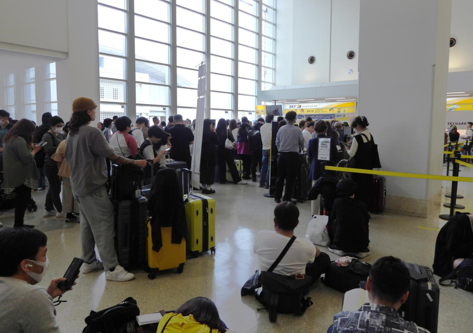 Viajeros en el aeropuerto Naha de Japón tras el terremoto. Viajeros en el aeropuerto Naha de Japón tras el terremoto.