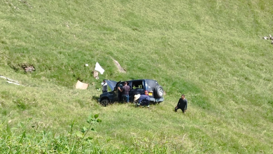 Una Mitsubishi Montero rodó por un potrero tras salirse de la carretera en el sector de La Gruta, cerca de Neira. Una Mitsubishi Montero rodó por un potrero tras salirse de la carretera en el sector de La Gruta, cerca de Neira.