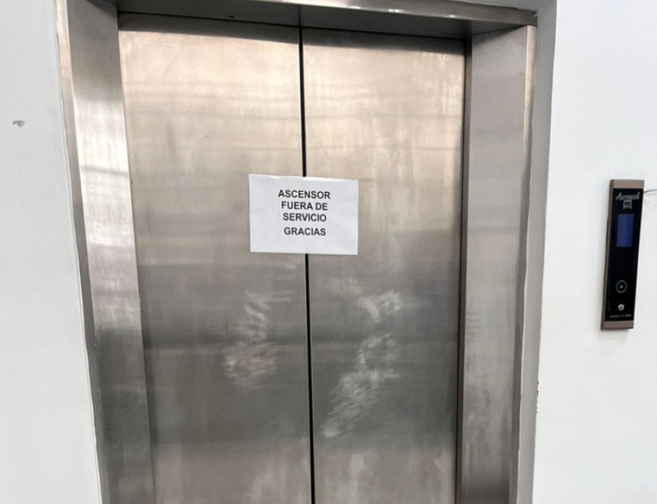Fuera de servicio está el ascensor en el edificio de la licorera. Fuera de servicio está el ascensor en el edificio de la licorera.