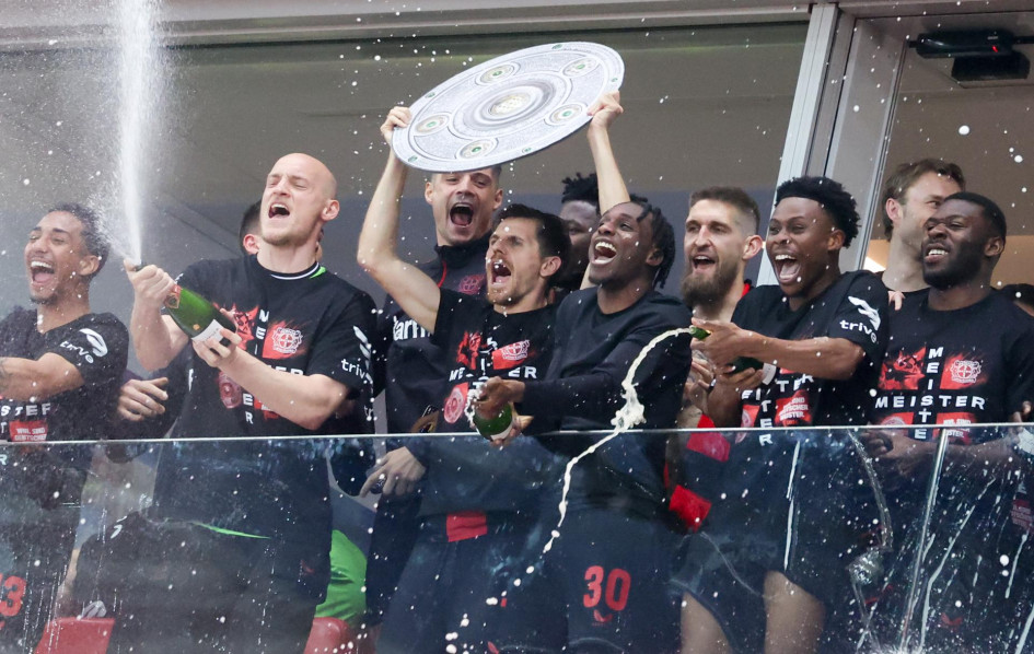 Los jugadores de Leverkusen celebran el campeonato de la Bundesliga después del partido de fútbol entre Bayer 04 Leverkusen y SV Werder Bremen en Leverkusen, Alemania. Los jugadores de Leverkusen celebran el campeonato de la Bundesliga después del partido de fútbol entre Bayer 04 Leverkusen y SV Werder Bremen en Leverkusen, Alemania.