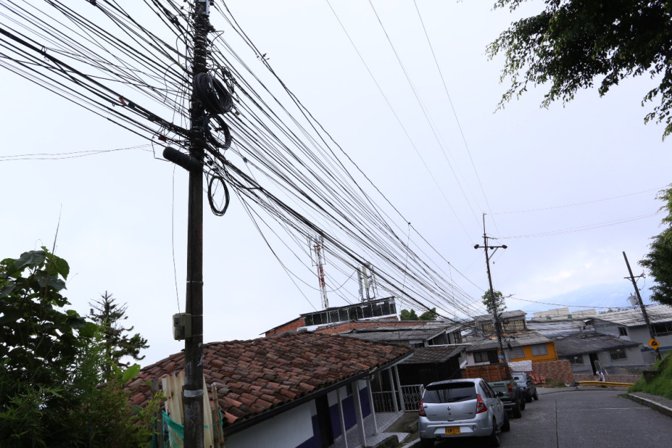 Foto | Luis Fernando Trejos| LA PATRIA La montonera de cables se extienden por toda la cuadra. Foto | Luis Fernando Trejos| LA PATRIA La montonera de cables se extienden por toda la cuadra.
