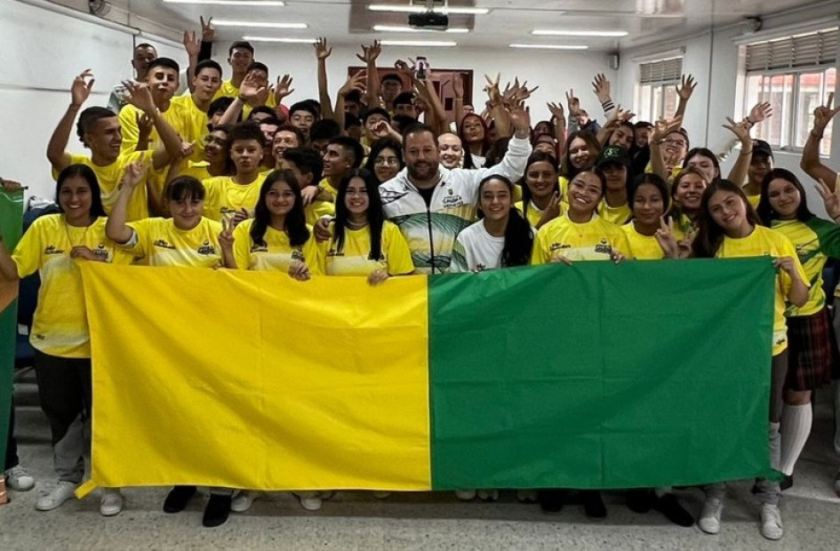 Parte de la delegación de Caldas que participará desde hoy en las regionales de los Juegos Intercolegiados. Aquí, Andrés Duque, secretario de Deporte de Caldas, les entrega la implementación. Parte de la delegación de Caldas que participará desde hoy en las regionales de los Juegos Intercolegiados. Aquí, Andrés Duque, secretario de Deporte de Caldas, les entrega la implementación.