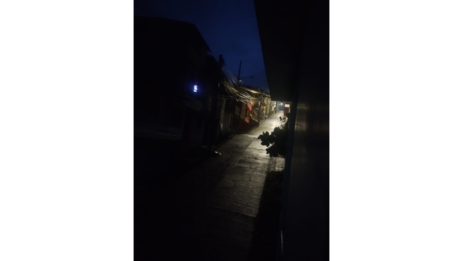 Sin luz. Así permanece la calle 17 actualmente en las noches. Sin luz. Así permanece la calle 17 actualmente en las noches.