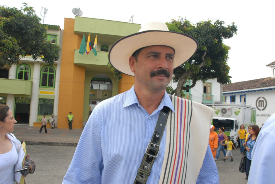 Carlos Castañeda Ceballos fue nombrado en el 2006 como el nuevo Juan Valdez y por eso fue el encargado de llevar el nombre de Colombia y de su producto más tradicional: el café, por diferentes países del mundo como lo hacía su antecesor, Carlos Sánchez. Carlos Castañeda Ceballos fue nombrado en el 2006 como el nuevo Juan Valdez y por eso fue el encargado de llevar el nombre de Colombia y de su producto más tradicional: el café, por diferentes países del mundo como lo hacía su antecesor, Carlos Sánchez.