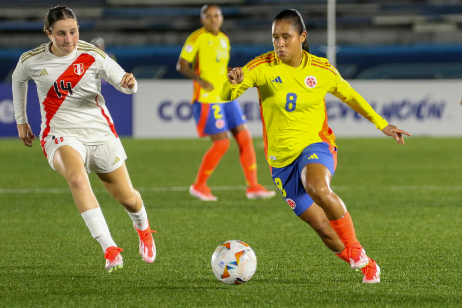 Natalia Hernandez (d) de Colombia disputa el balón con Valerie Gherson de Perú, este martes durante un partido del Conmebol Sudamericano Femenino Sub-20, en Guayaquil (Ecuador). Natalia Hernandez (d) de Colombia disputa el balón con Valerie Gherson de Perú, este martes durante un partido del Conmebol Sudamericano Femenino Sub-20, en Guayaquil (Ecuador).