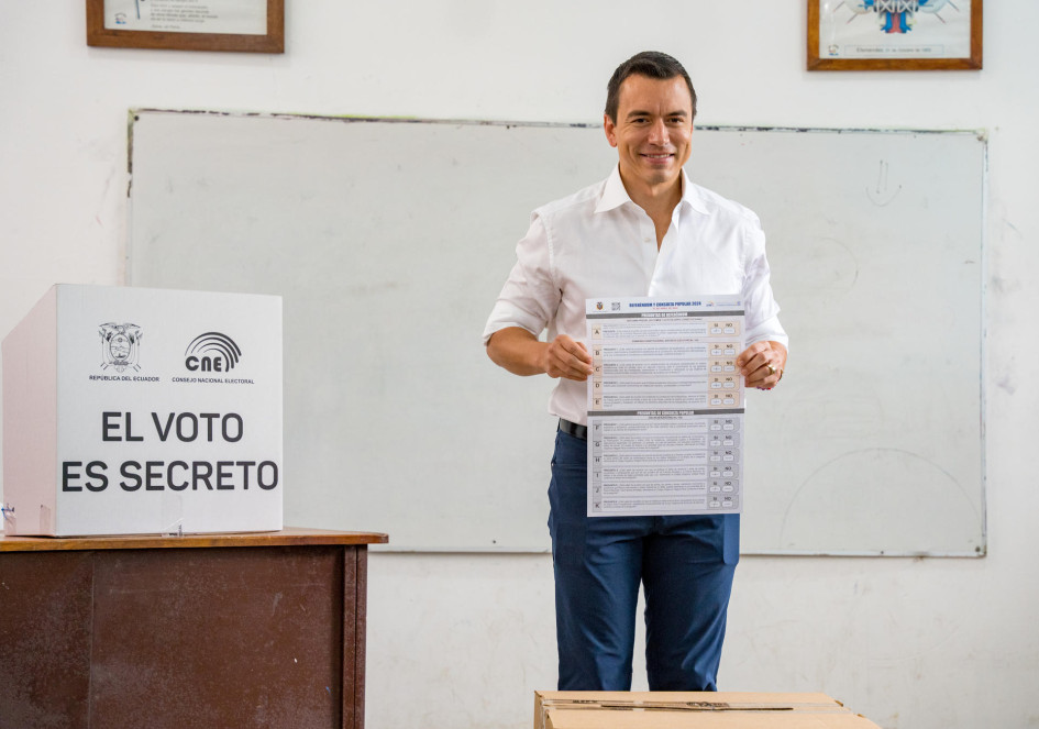 El presidente de Ecuador, Daniel Noboa El presidente de Ecuador, Daniel Noboa, votó el referéndum de once preguntas este domingo en Olón (Ecuador).