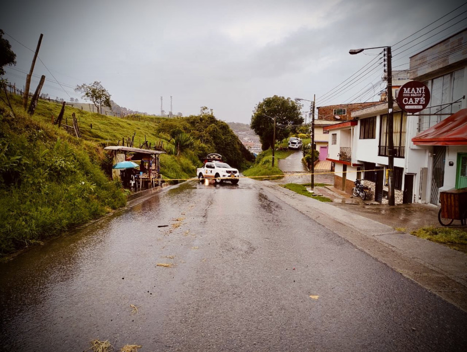 La vía Neira-Manizales quedó bloqueada en la tarde de este domingo por un derrumbe ocurrido en el sector conocido como la curva del diablo. La vía Neira-Manizales quedó bloqueada en la tarde de este domingo por un derrumbe ocurrido en el sector conocido como la curva del diablo.