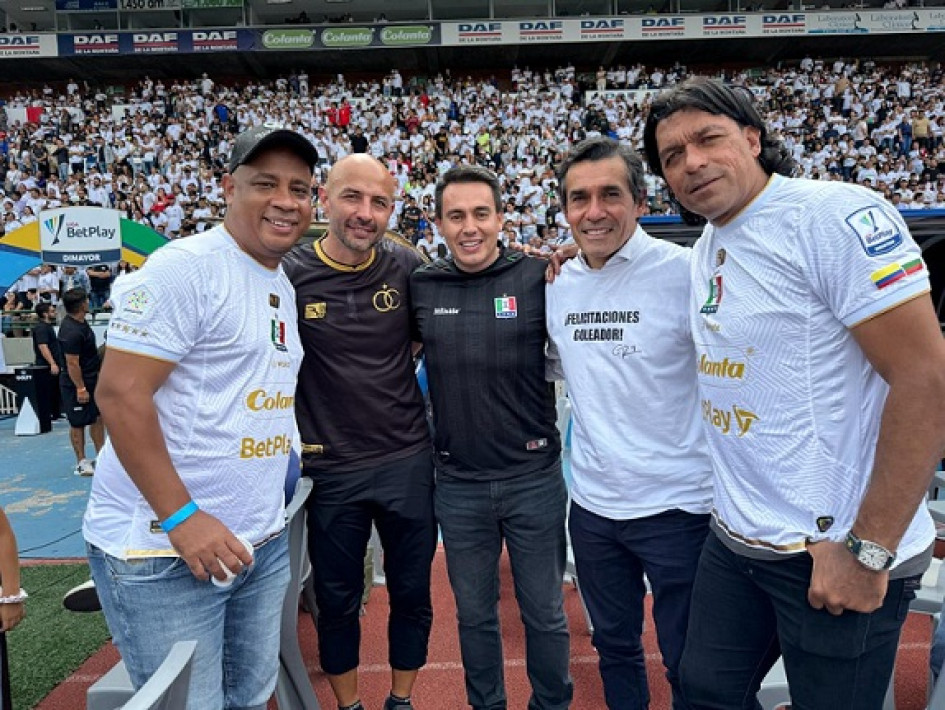 El alcalde de Manizales, Jorge Eduardo Rojas, estuvo en el reciente homenaje a Dayro Moreno por su récord como máximo goleador del Fútbol Profesional Colombiano. El mandatario se tomó esta foto en el estadio Palogrande con Arnulfo Valentierra, Elkin Soto, Sergio Galván y Juan Carlos Henao. El alcalde de Manizales, Jorge Eduardo Rojas, estuvo en el reciente homenaje a Dayro Moreno por su récord como máximo goleador del Fútbol Profesional Colombiano. El mandatario se tomó esta foto en el estadio Palogrande con Arnulfo Valentierra, Elkin Soto, Sergio Galván y Juan Carlos Henao.