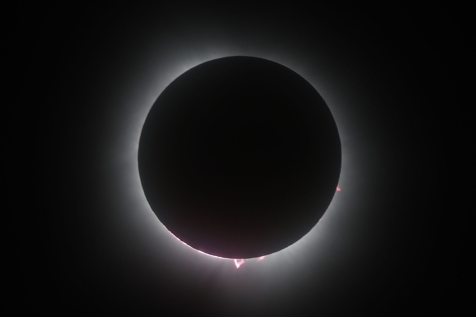 Los efectos de las cuentas de Baily y el anillo de diamantes durante el eclipse solar total en Veterans Memorial Park en Dripping Springs, Texas, EE. UU., 08 de abril de 2024. Los efectos de las cuentas de Baily y el anillo de diamantes durante el eclipse solar total en Veterans Memorial Park en Dripping Springs, Texas, EE. UU., 08 de abril de 2024.