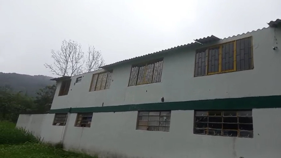 Unos daños en los techos de la escuela Rafael Jaramillo, de Risaralda, que fueron provocados por las lluvias del fin de semana, obligaron a que las autoridades ordenaran evacuar y cerrar el plantel. Los estudiantes fueron enviados a teletrabajo. Unos daños en los techos de la escuela Rafael Jaramillo, de Risaralda, que fueron provocados por las lluvias del fin de semana, obligaron a que las autoridades ordenaran evacuar y cerrar el plantel. Los estudiantes fueron enviados a teletrabajo.