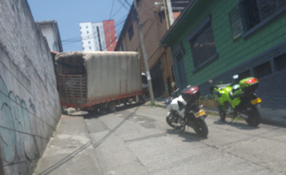 El camión bloqueó el ascenso por la carrera 26, entre las calles 24 y 25. El camión bloqueó el ascenso por la carrera 26, entre las calles 24 y 25.