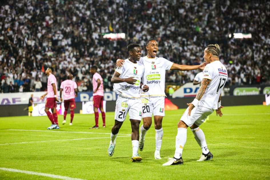 John Araújo, Alejandro García y Dayro Moreno celebran el primero de los dos goles con los que el Once Caldas le ganó al Deportes Tolima. John Araújo, Alejandro García y Dayro Moreno celebran el primero de los dos goles con los que el Once Caldas le ganó al Deportes Tolima.